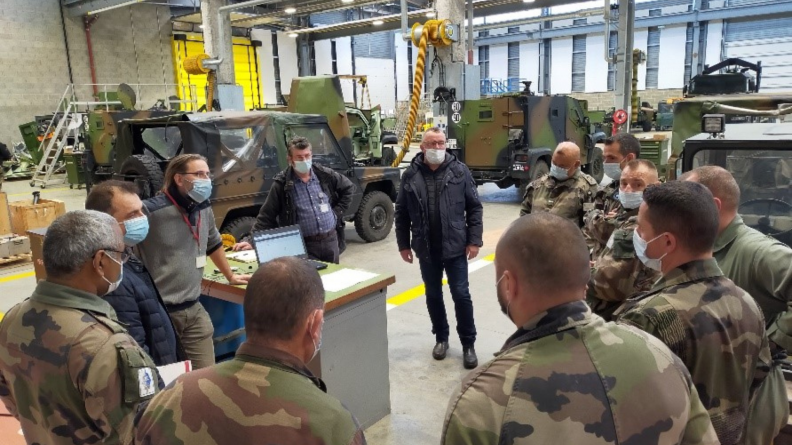 Rassemblements des maintenanciers pour une présentation dans les ateliers de maintenance.