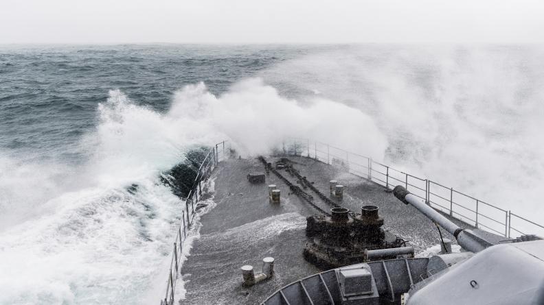 Une frégate dans la tempête