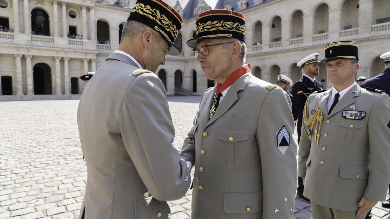 Prise d’armes du CEMA aux Invalides 