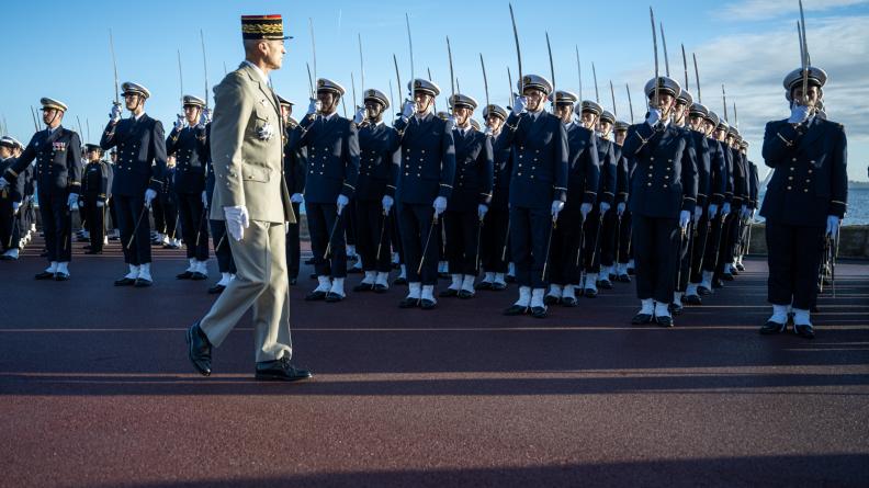 Le CEMA préside la cérémonie de présentation aux drapeaux de l’École navale
