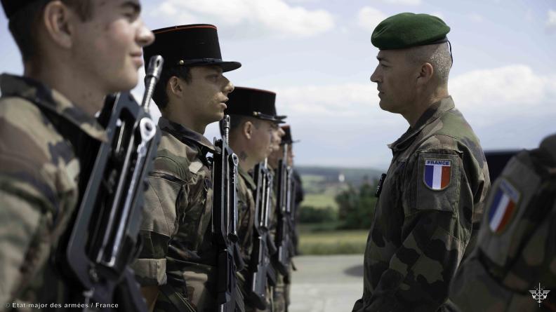 Visite du CEMA aux troupes françaises déployées en Roumanie