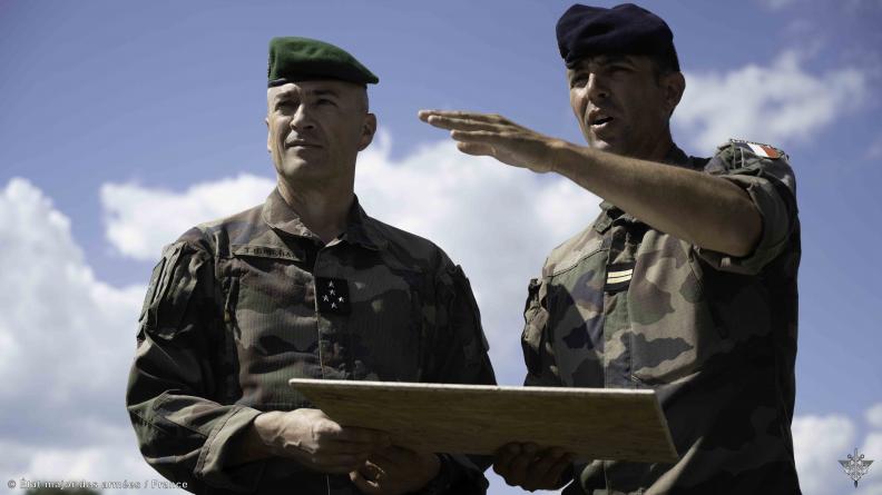 Visite du CEMA aux troupes françaises déployées en Roumanie