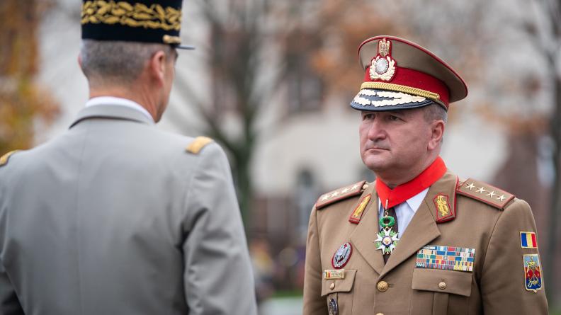 Le chef d’état-major des Armées accueille son homologue roumain