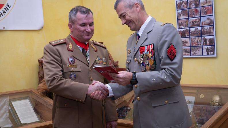 Le chef d’état-major des Armées accueille son homologue roumain