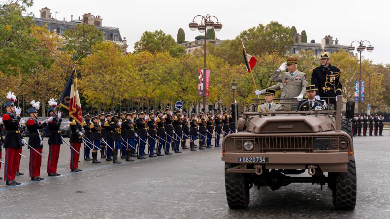 L'officier général de la zone organise les cérémonies