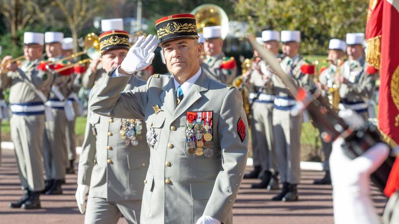 Le CEMA lors du 104e anniversaire du 4e Régiment étranger 