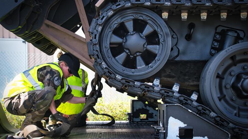 Chargement d'un Engin blindé du génie (EGB) à Mourmelon