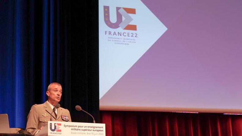 Le CEMA clôt le symposium pour un enseignement militaire supérieur européen