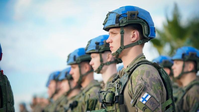 Soldats finlandais lors de la venue du CEMA au camp de Deir Kifa