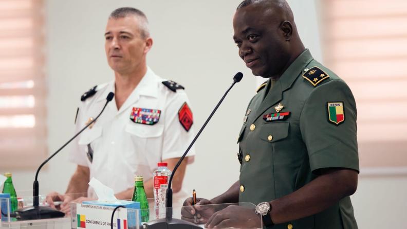 Le chef d’état-major des Armées en visite officielle au Bénin