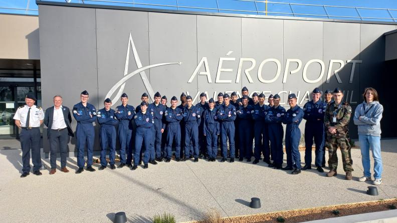 EAJ posant devant l'aéroport de Valence
