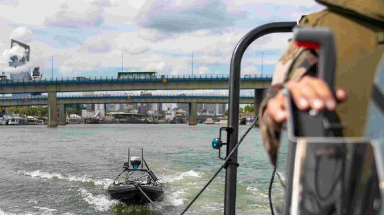 Opération de relevés bathymétriques à Paris dans le but de cartographier le lit de la Seine. 