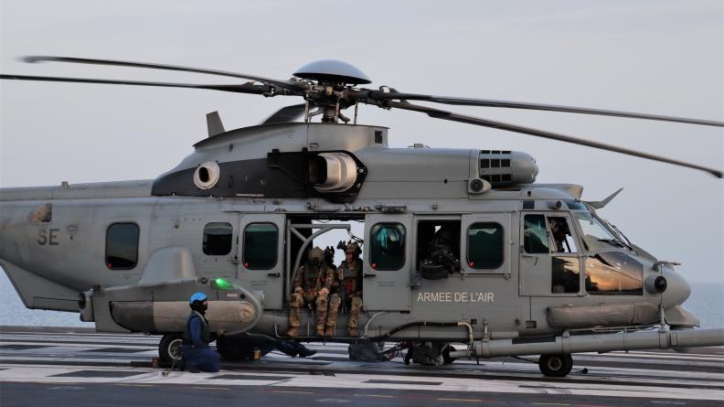 Aviateurs et marins s’entraînent ensemble sur le porte-avions