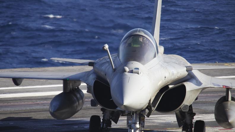 Un rafale marine sur le pont d'envol