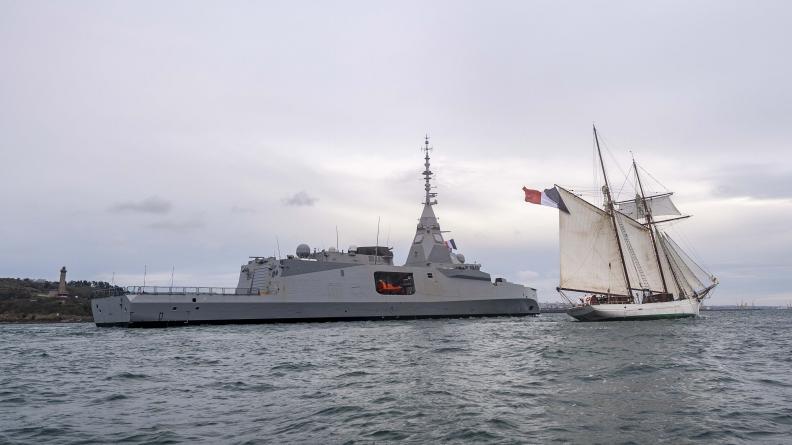 Rencontre entre la Belle Poule et la FDI Amiral Ronarc’h : tradition et modernité en harmonie