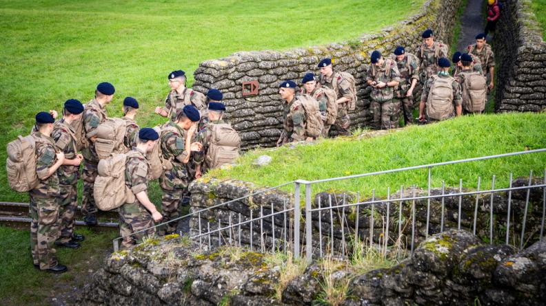 Les fusiliers marins marchent vers Dixmude