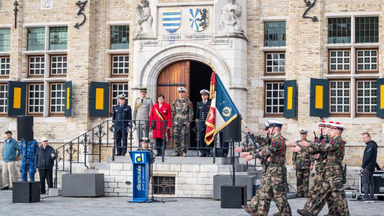 Les fusiliers marins marchent vers Dixmude
