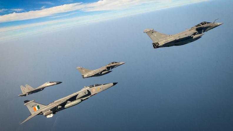 Vol en formation de Rafale Marine et de chasseurs Indiens