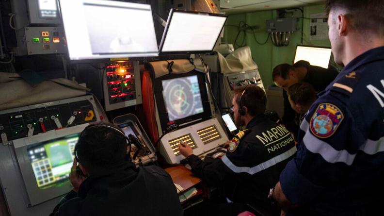 Les canonniers de la Jeanne au poste de combat pour l’école à feu 