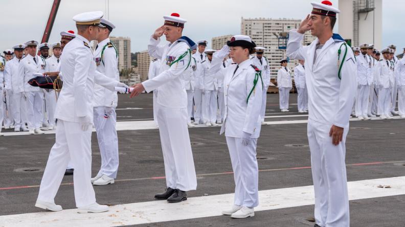 Akila : le commandant du GAN met à l’honneur les marins du porte-avions Charles de Gaulle 