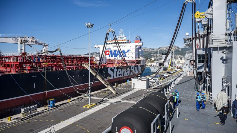 Début de passage de gréement entre le BRF Jacques Chevallier et le Stena Polaris le 24/12
