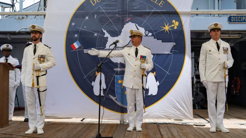 20 août – Bâtiment de soutien et d’assistance outre-mer (BSAOM) Dumont d’Urville