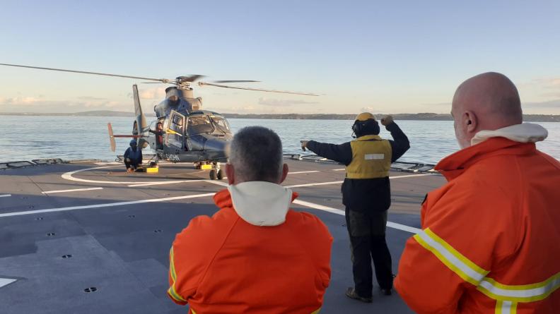 20 000e appontage à bord du VN Partisan par un Dauphin FI