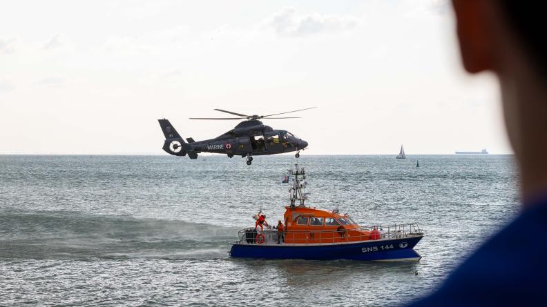 Exercice d'hélitreuillage entre le Dauphin de la 35F  et la vedette 144 des Sauveteurs en mer