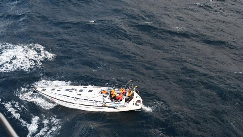 Le H160 de la 32F hélitreuille 6 naufragés