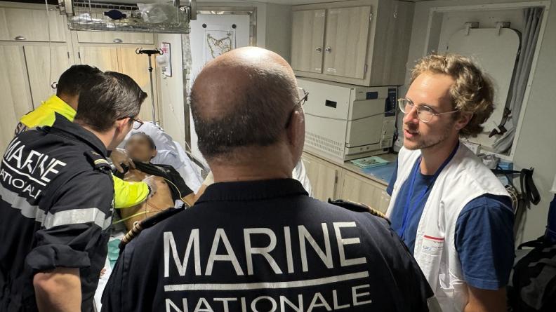 Staff de médecins autour du patient à bord de L'Astrolabe