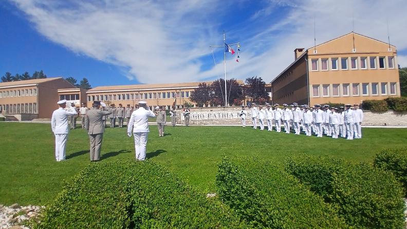 Salut d'officiers lors d'une cérémonie