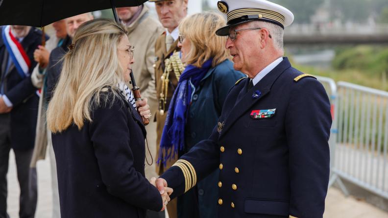Patricia Miralles, saluant le CV Jean-Louis Marcourel, commandant la marine à Dunkerque