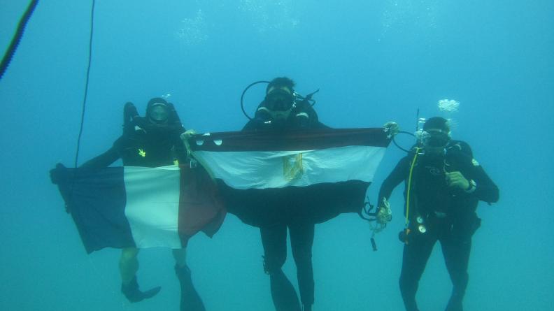 Plongeurs exposant le pavillon Français et Egyptien sous l'eau