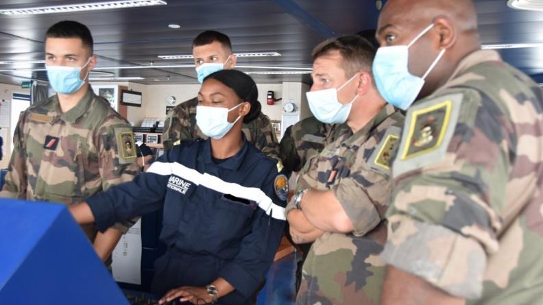 Le 21ème RIMA et le 6ème CCT se qualifient aux opérations amphibies sur le Dixmude