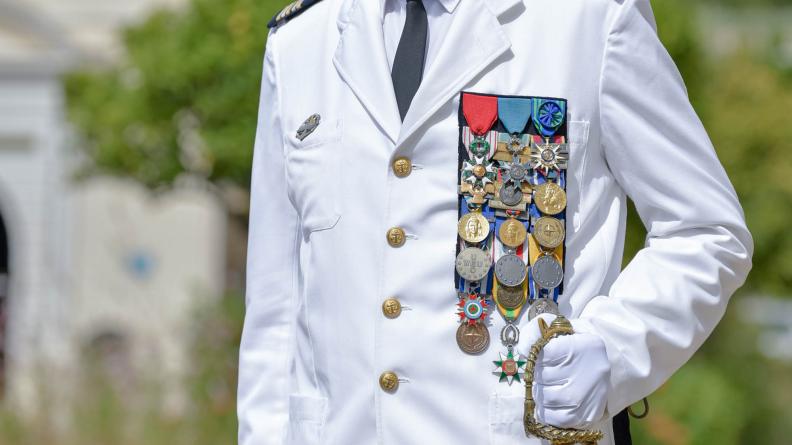 Remise de fanion et prise de commandement de la FRS « Formation » au fort Lamalgue 