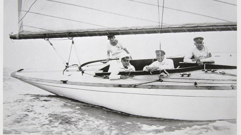 Virginie Hériot à la barre de l'aile IV