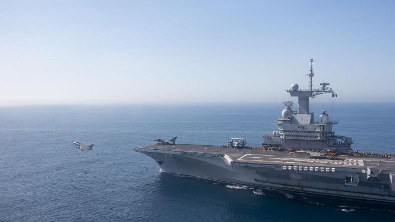 Déploiement du groupe aéronaval constitué autour du porte-avions Charles de Gaulle.