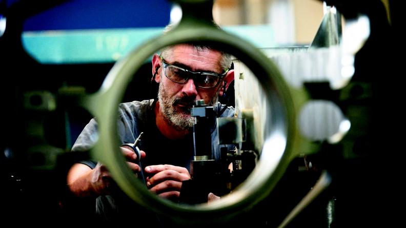 Un employé au travail sur le canon Caesar de 155 mm dans l'usine d'armement Nexter