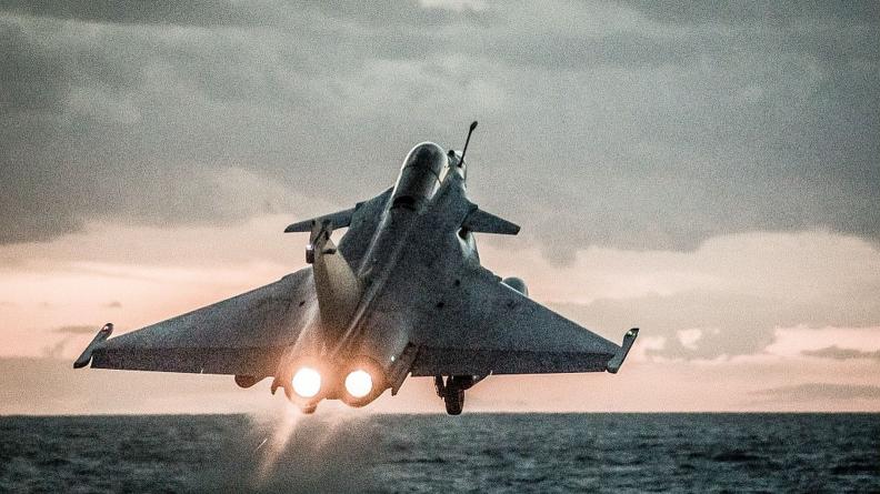 Un Rafale Marine catapulté au crépuscule en post combustion