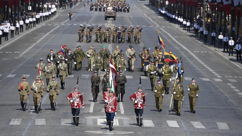 Troupes étrangères à l'honneur défilant sur les Champs-Élysées le 14 juillet 2022