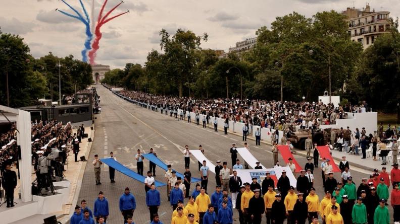 La Patrouille de France survole l’avenue Foch.