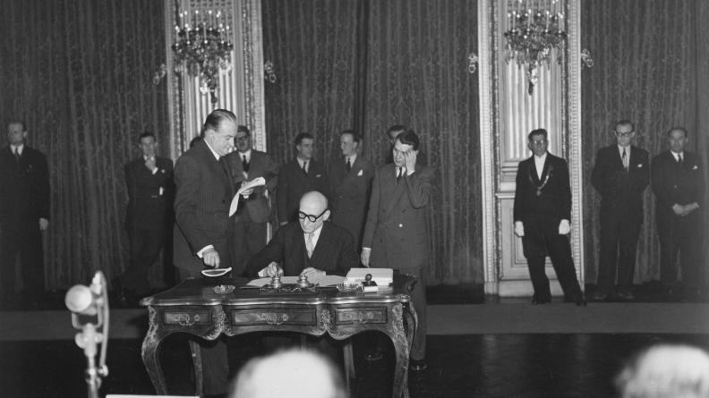 18 avril 1951 - Signature du traité de Paris par Robert Schuman