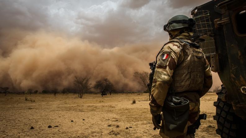 Miliaire français faisant face à une tempête de sable au Mali, 2016