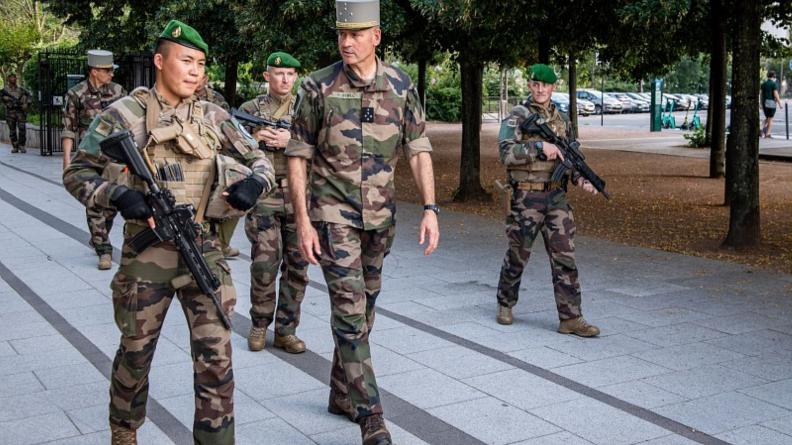 Le chef d'état-major de l'armée de Terre à la rencontre des forces armées, le 23 juillet 2021.