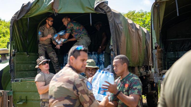 Croix du Sud 2023 : Des militaires français et fidjiens chargent de l'eau pour la population