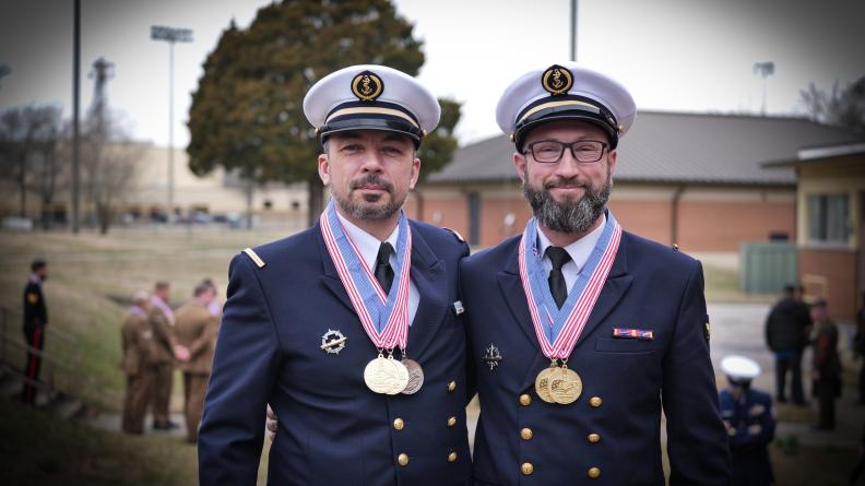 Le premier-maître Yannick Courson et Julien Andrieu après leur remise de médailles.