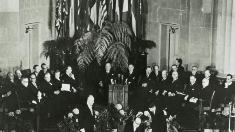 4 avril 1949 - Signature du Traité de l'Atlantique Nord, Washington, DC, États-Unis d'Amérique