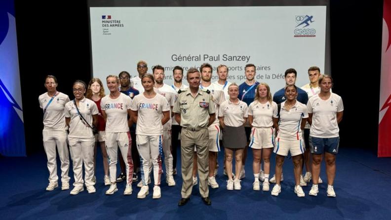 Une partie des SHND en compagnie du général Sanzey, au club France à la veille de la fin des  JO.