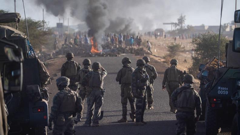 Troisième barrage de manifestants à la sortie de la ville de Tera, au Niger, en 2021