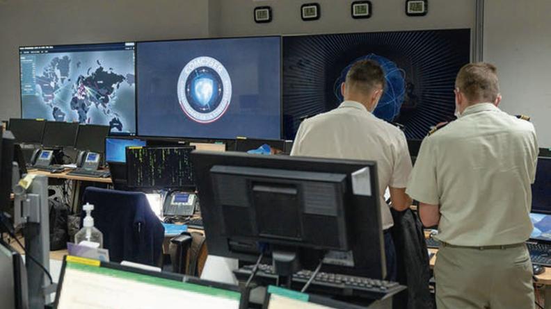 Le Comcyber s’attache à conquérir et à maîtriser la supériorité dans le champ informationnel. 